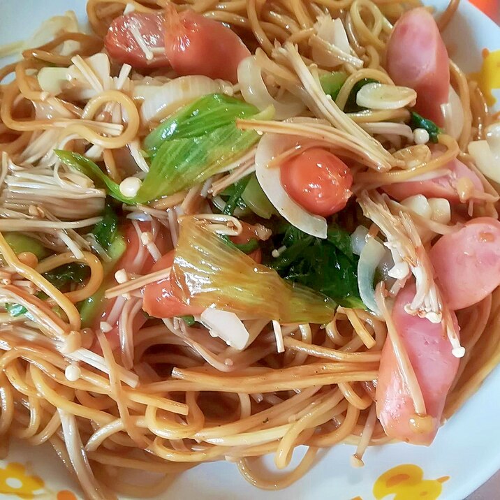 青梗菜とソーセージの焼きそば